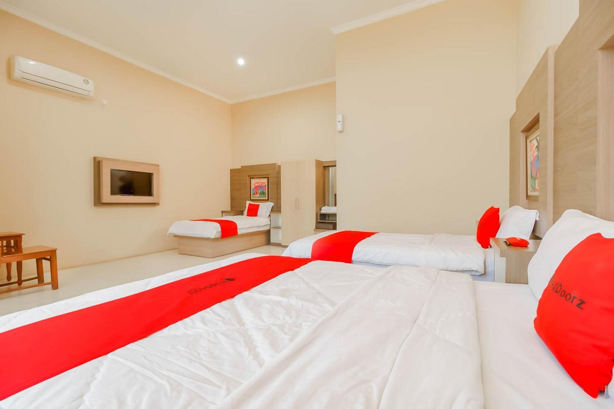 RedDoorz Resort Premium @ Sangkan Hurip Kuningan Luaran gambar