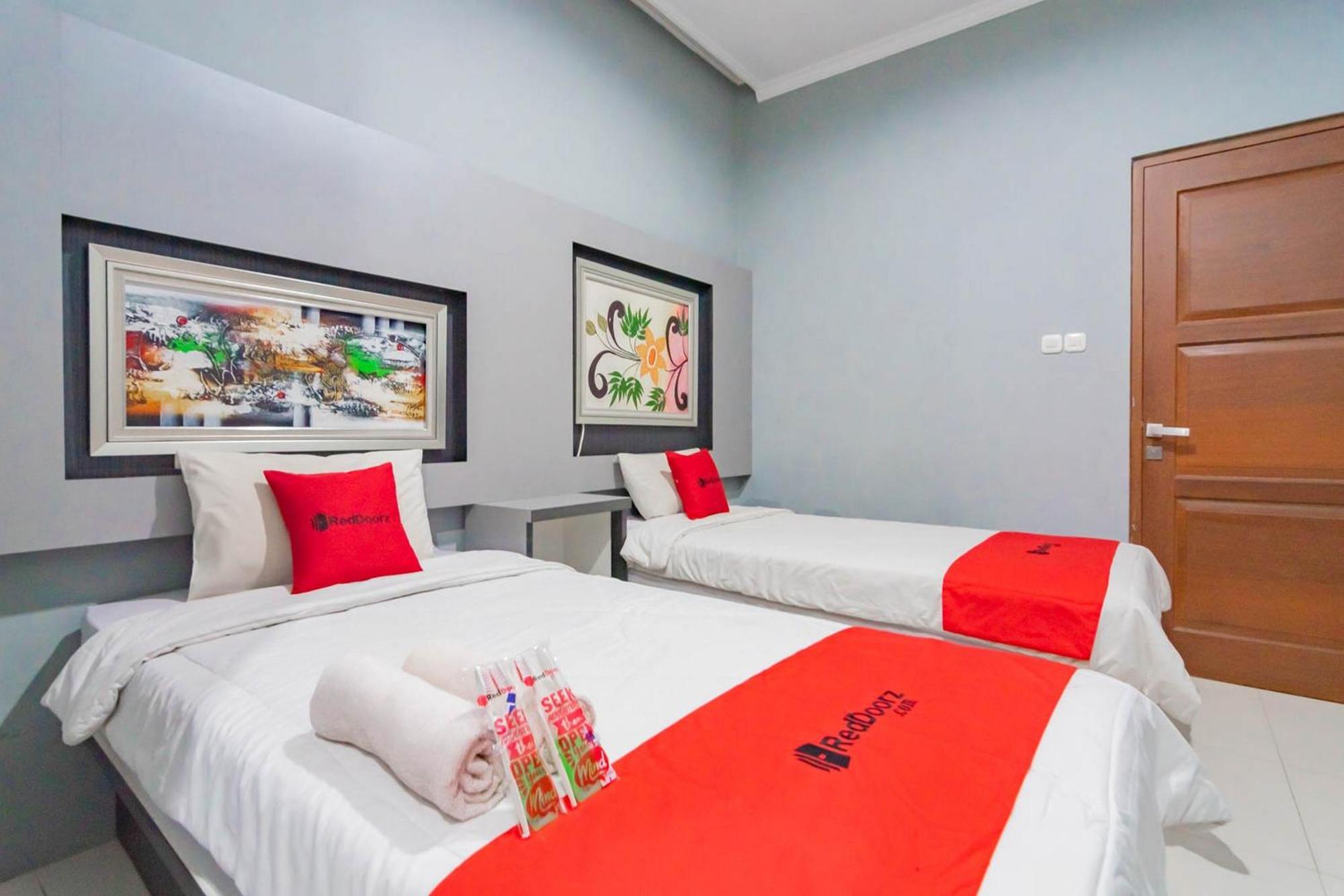 RedDoorz Resort Premium @ Sangkan Hurip Kuningan Luaran gambar